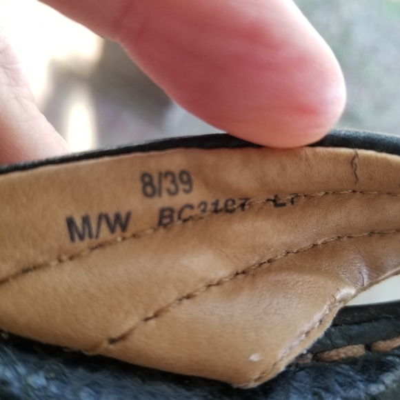 BØC (Born) leather flip flop slide sandals,with cushioned footbed in EUC - Picture 9 of 10